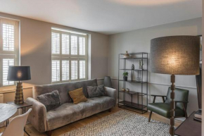 Nelson Crescent East : Modern one bedroom basement apartment in central location